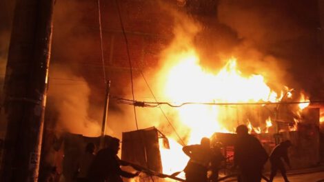 Incendio en La Paz controlado tras horas de trabajo y coordinación entre Bomberos y vecinos