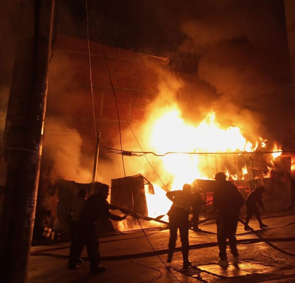 Incendio en La Paz controlado tras horas de trabajo y coordinación entre Bomberos y vecinos