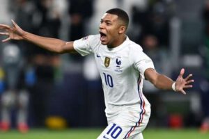 Kylian Mbappé durante un partido, destacando su habilidad y destreza en el campo