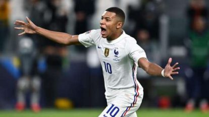 Kylian Mbappé durante un partido, destacando su habilidad y destreza en el campo