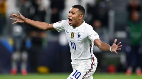 Kylian Mbappé durante un partido, destacando su habilidad y destreza en el campo