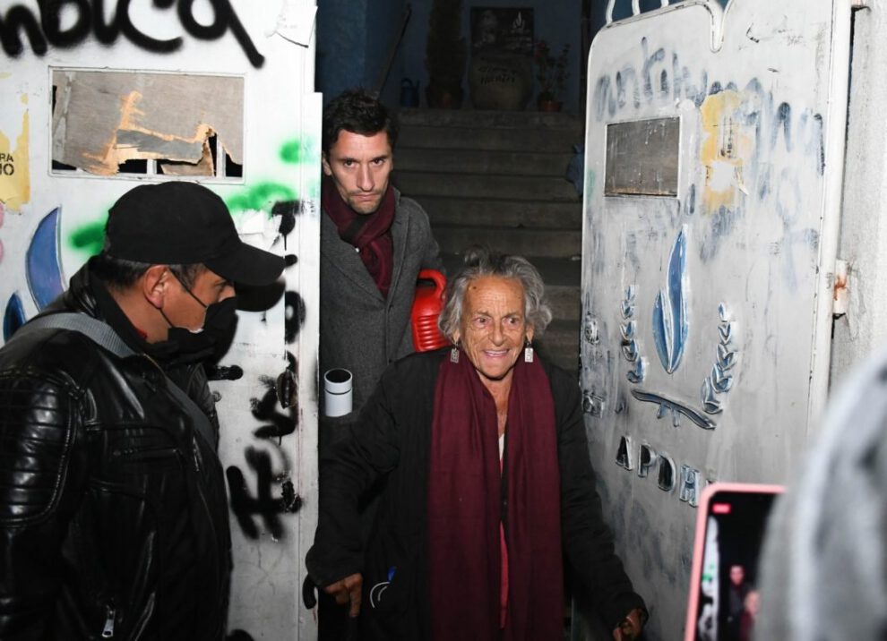 Amparo Carvajal saliendo de las instalaciones de la Apdhb