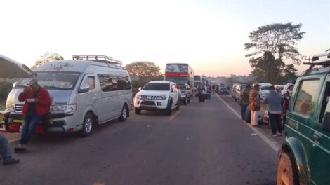Bloqueo en Santa Cruz por falta de acuerdo para construcción de tramos viales
