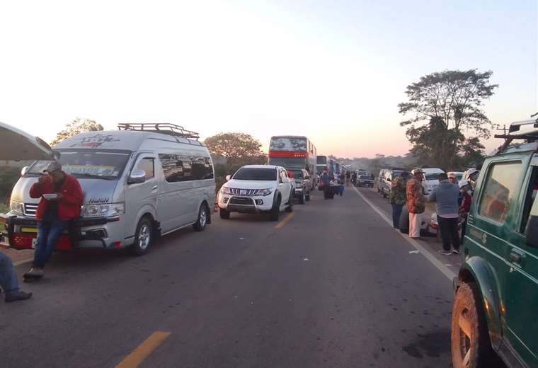 Bloqueo en Santa Cruz por falta de acuerdo para construcción de tramos viales