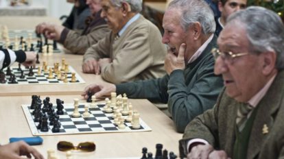 Prevención de demencia a través de actividades mentales como computadoras y ajedrez