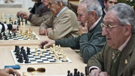 Prevención de demencia a través de actividades mentales como computadoras y ajedrez
