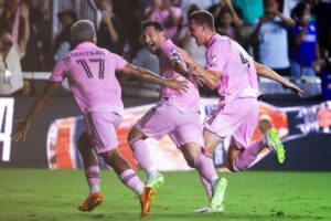 Messi deslumbra con un doblete y asistencias en su debut con el Inter de Miami