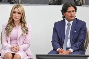 Nicolás Petro Burgos y su exesposa Daysuris Vásquez en un acto anterior