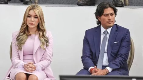 Nicolás Petro Burgos y su exesposa Daysuris Vásquez en un acto anterior