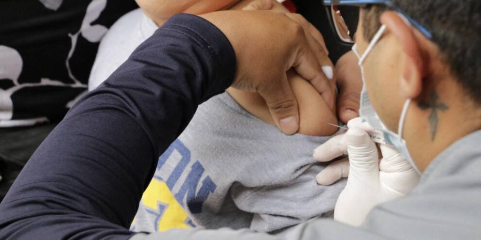 vacunación contra coqueluche en Santa Cruz