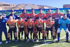 Integrantes de Sur-Car en el estadio de Llallagua