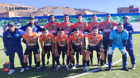Integrantes de Sur-Car en el estadio de Llallagua