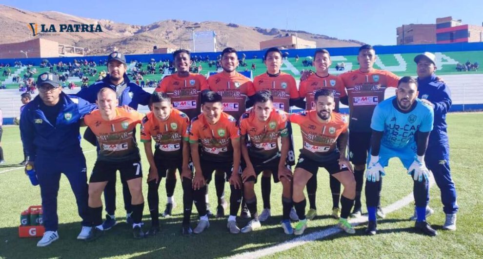 Integrantes de Sur-Car en el estadio de Llallagua