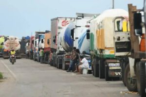 Bloqueos en Santa Cruz por demanda de construcción de tramo carretero