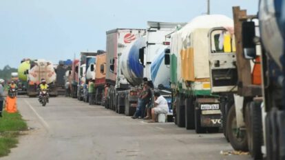 Bloqueos en Santa Cruz por demanda de construcción de tramo carretero