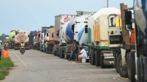 Bloqueos en Santa Cruz por demanda de construcción de tramo carretero