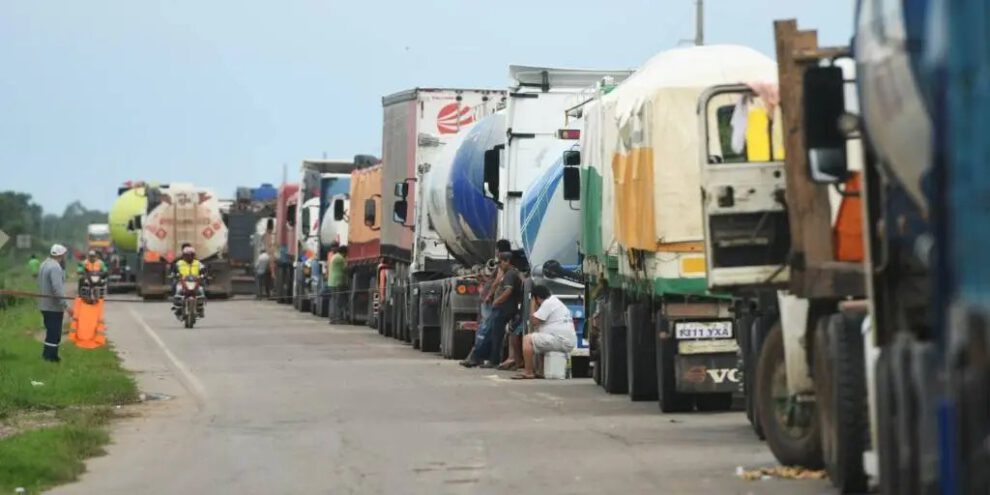 Bloqueos en Santa Cruz por demanda de construcción de tramo carretero
