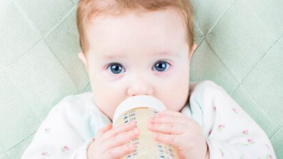 Alergia a la proteína de la leche de vaca afecta a niños lactantes