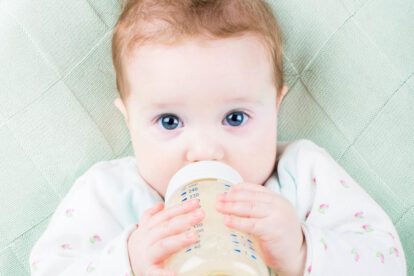 Alergia a la proteína de la leche de vaca afecta a niños lactantes