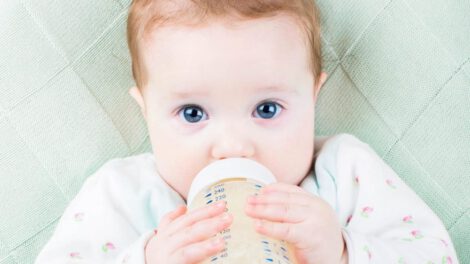 Alergia a la proteína de la leche de vaca afecta a niños lactantes