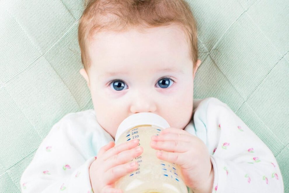 Alergia a la proteína de la leche de vaca afecta a niños lactantes