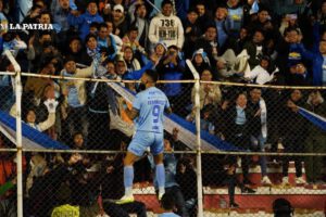 Ronnie Fernández celebra el tanto que marcó junto a la hinchada bolivarista