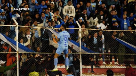 Ronnie Fernández celebra el tanto que marcó junto a la hinchada bolivarista