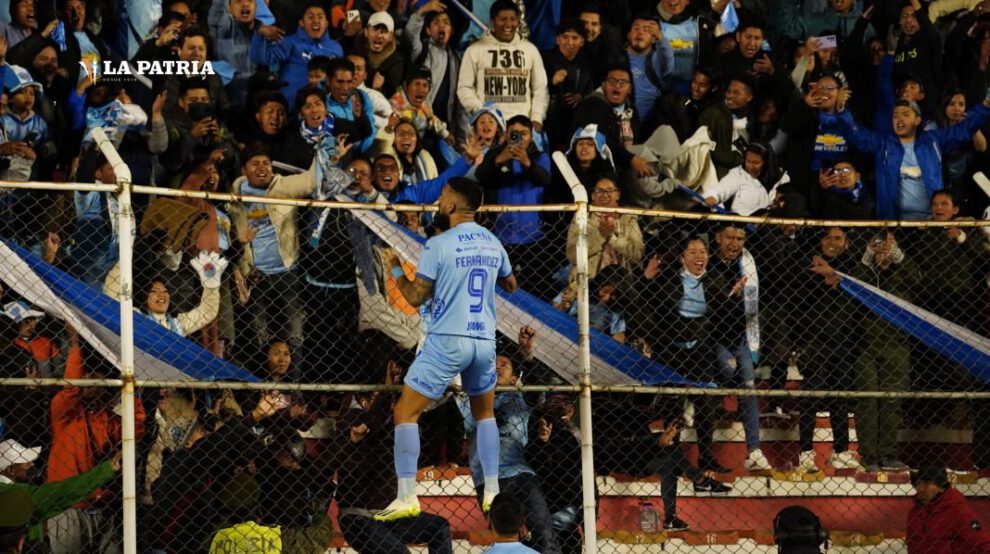 Ronnie Fernández celebra el tanto que marcó junto a la hinchada bolivarista