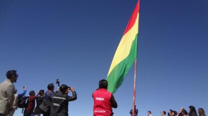 Izamiento de bandera tricolor en cerro Pie de Gallo