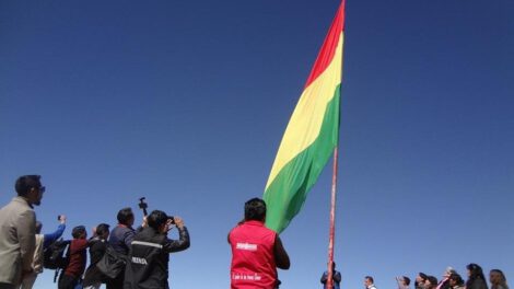 Izamiento de bandera tricolor en cerro Pie de Gallo