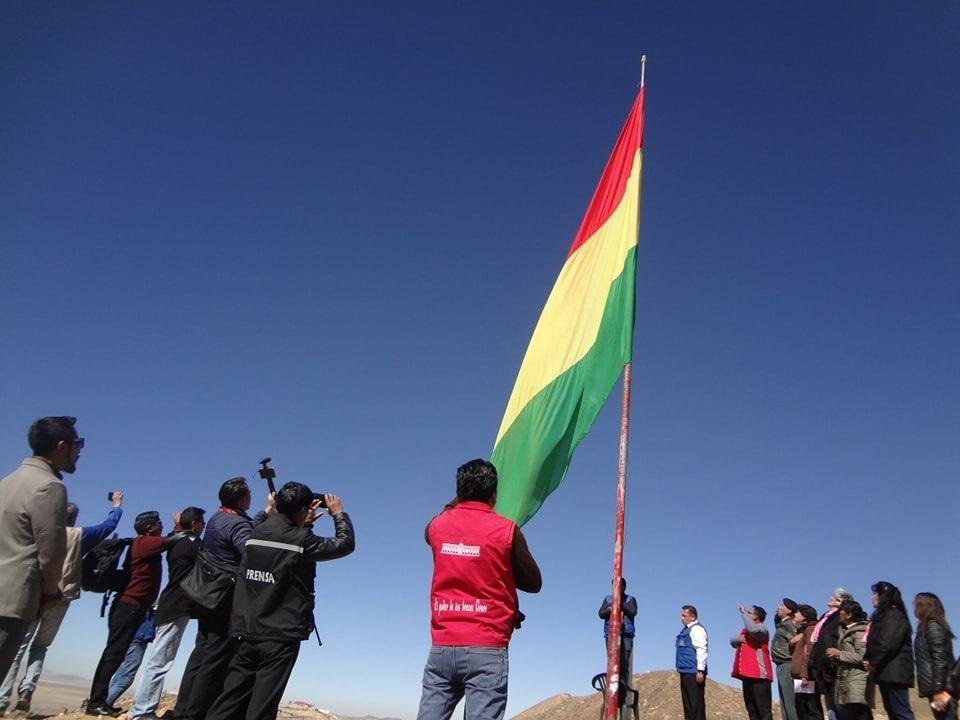 Izamiento de bandera tricolor en cerro Pie de Gallo