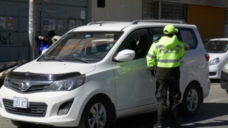 Renovación de placas en operativos de control de la Policía