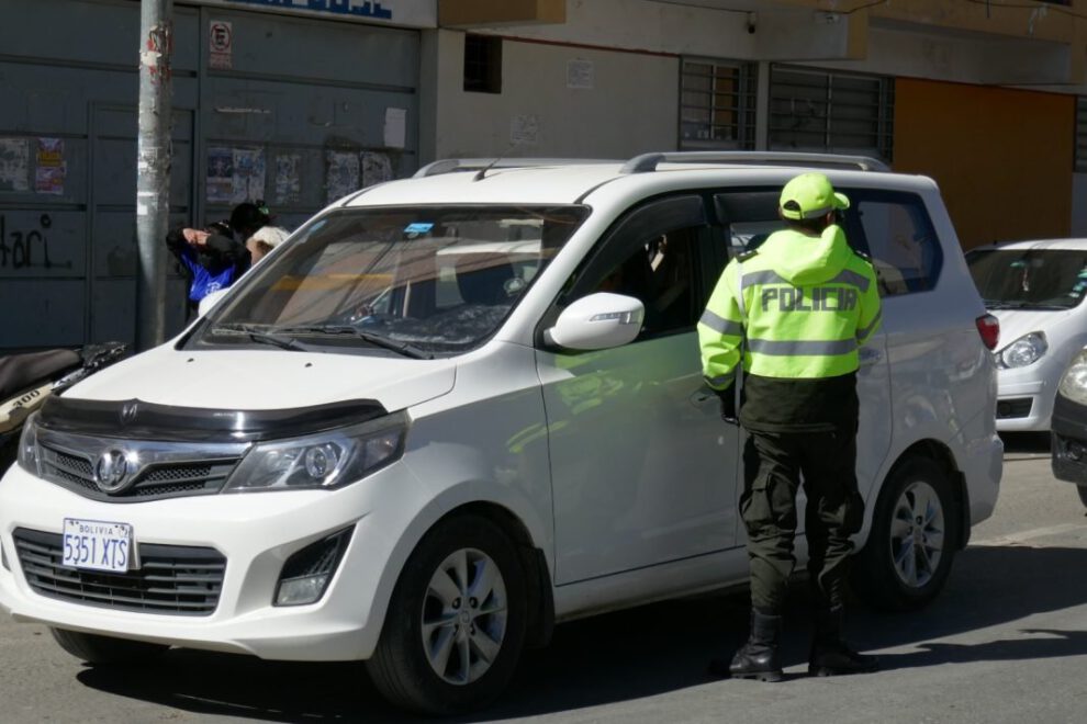 Renovación de placas en operativos de control de la Policía