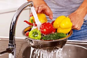 Lavar frutas y verduras para evitar enfermedades