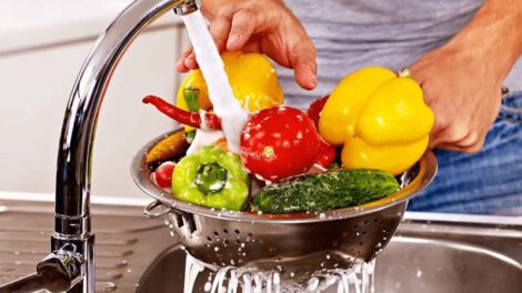 Lavar frutas y verduras para evitar enfermedades