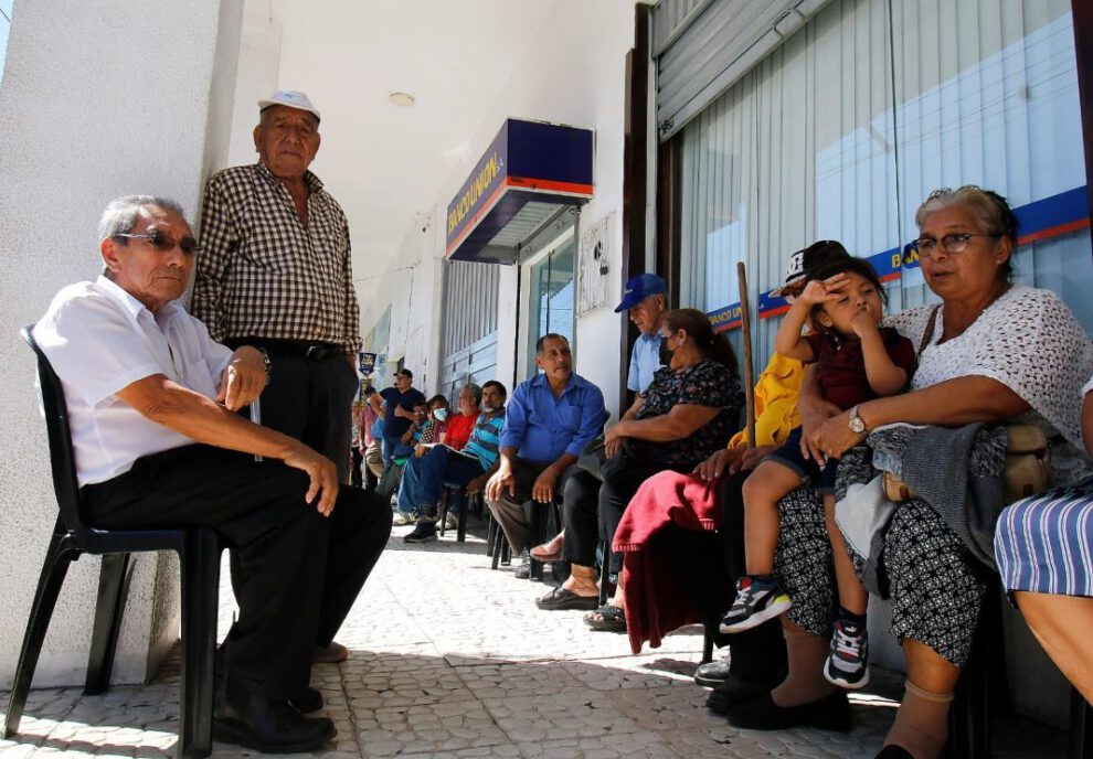 Retraso en pagos de pensiones en Bolivia