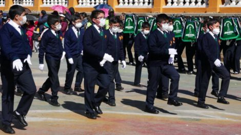 Marcha cívica de escolares en Oruro