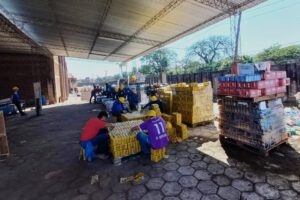 Destrucción de bebidas ilegales por la Aduana Nacional en Santa Cruz