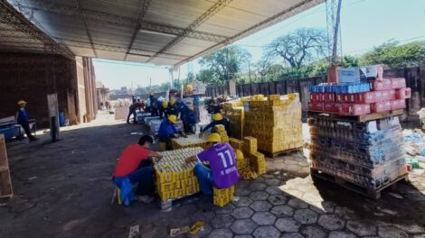 Destrucción de bebidas ilegales por la Aduana Nacional en Santa Cruz
