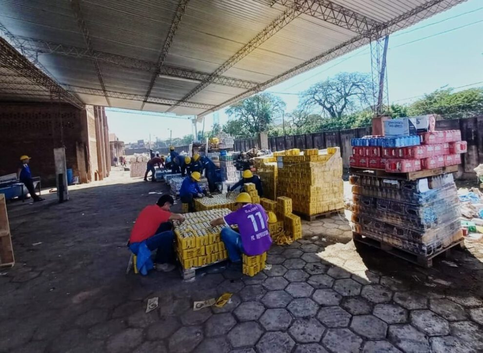 Destrucción de bebidas ilegales por la Aduana Nacional en Santa Cruz