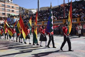 Desfile escolar Oruro en homenaje a la Independencia de Bolivia