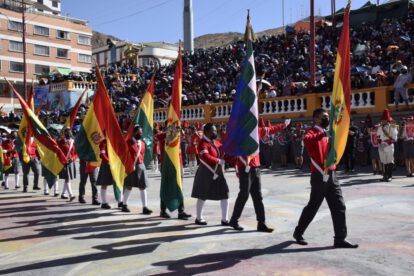 Desfile escolar Oruro en homenaje a la Independencia de Bolivia