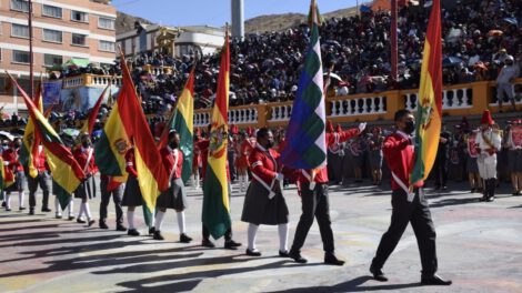 Desfile escolar Oruro en homenaje a la Independencia de Bolivia