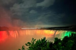 Cataratas del Niágara iluminadas en honor a Bolivia