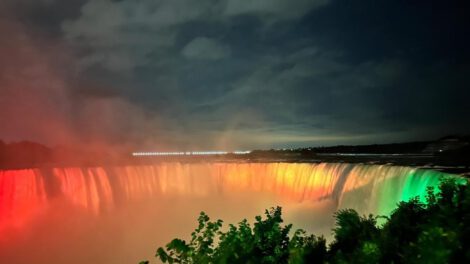 Cataratas del Niágara iluminadas en honor a Bolivia