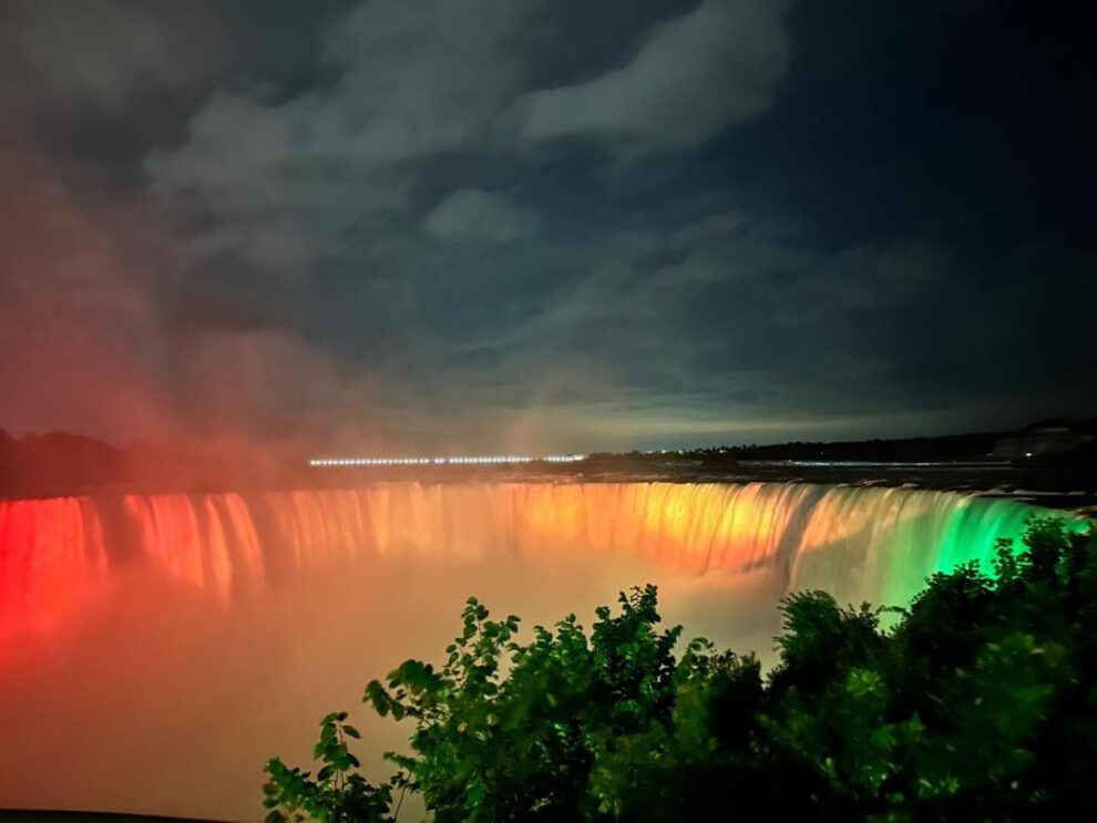 Cataratas del Niágara iluminadas en honor a Bolivia