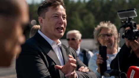 Pelea de Elon Musk y Zuckerberg en suspenso por razones médicas