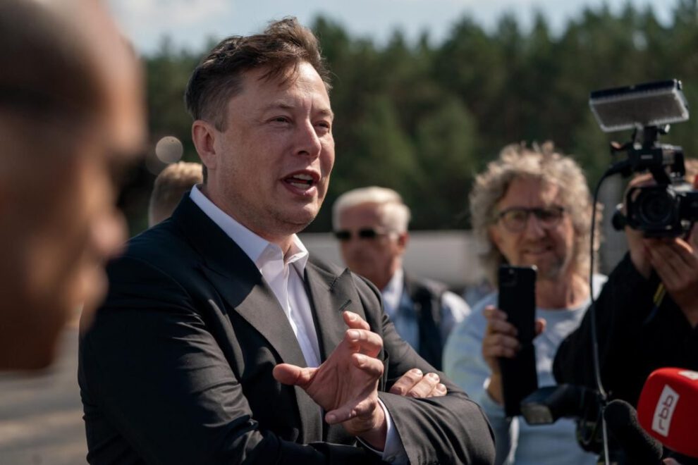 Pelea de Elon Musk y Zuckerberg en suspenso por razones médicas