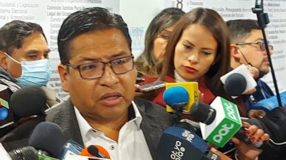 El presidente de la Comisión de Constitución, Juan José Jáuregui, discute sobre elecciones judiciales