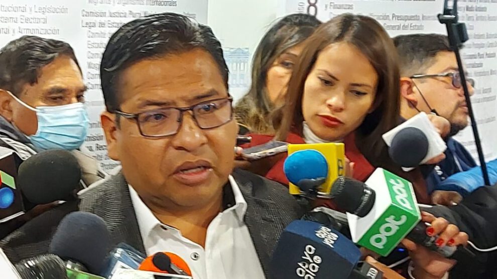 El presidente de la Comisión de Constitución, Juan José Jáuregui, discute sobre elecciones judiciales